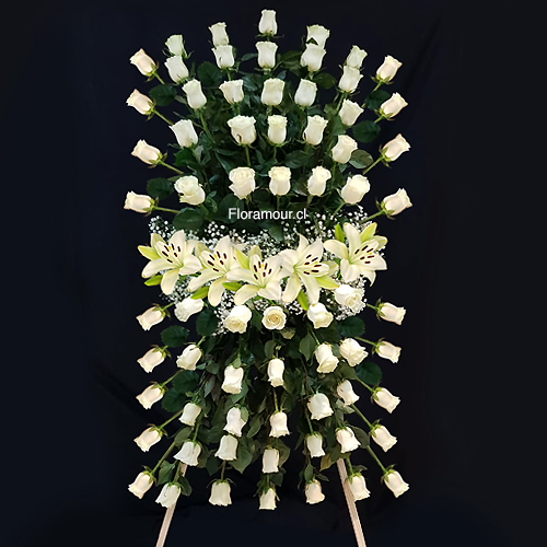 Impactante pedestal con 70 rosas seleccionadas en orden geométrico. 1,80 alt app. Sólo Santiago - Seleccione color (Opcional: Se sugiere ordenar dos arreglos para decoración de altar)